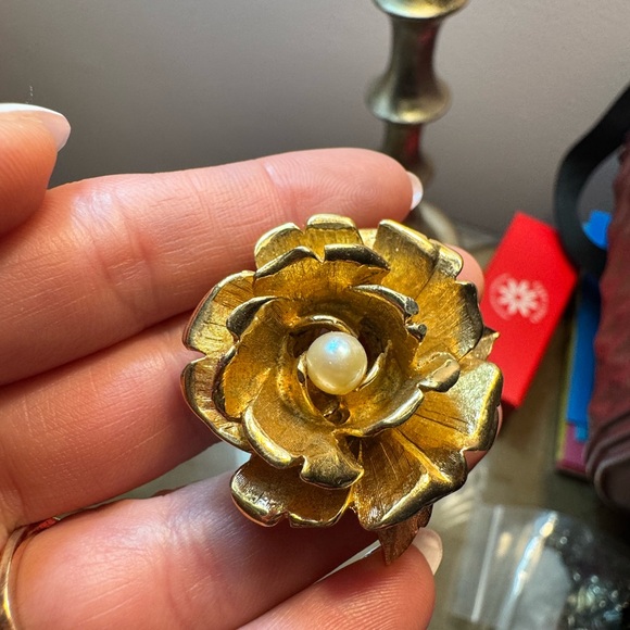 boucher Jewelry - Elegant Broucher Vintage Gold Flower Brooch with a Stunning Pearl Center